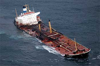 Algunos de los marineros filipinos del  Prestige,  en el aeropuerto de Vigo, adonde llegaron tras ser rescatados.