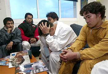 El pretrolero    Prestige,  en una imagen tomada al día siguiente de que se le abriera la grieta que provocó el vertido de fuel que originó el desastre ecológico.