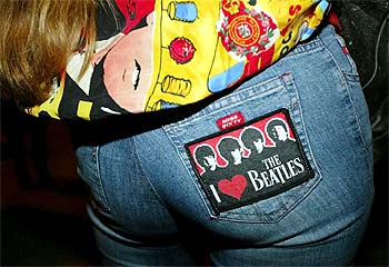 Una asistente al homenaje a George Harrison, antes de entrar en el Albert Hall.