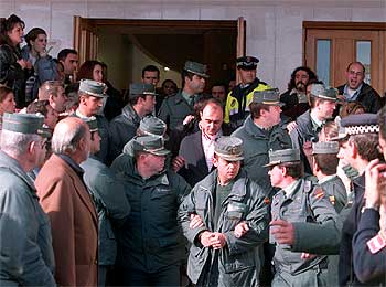 Momento en el que los dirigentes socialistas abandonan el local donde se iba a desarrollar el acto, protegidos por la Guardia Civil.