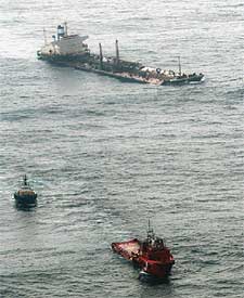 El  Prestige,  cuando era arrastrado mar adentro por dos remolcadores, el 14 de noviembre.