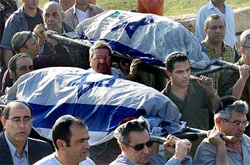 Dos niños asesinados en el atentado de Mombasa son llevados por sus familiares al cementerio de Yarkon.