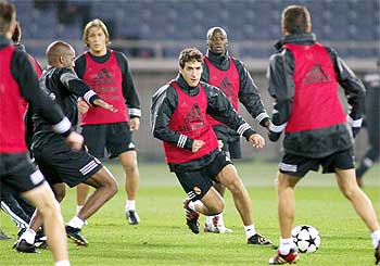 Raúl trata de eludir a Flavio durante el último partidillo de entrenamiento.
