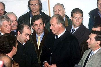 Don Juan Carlos conversa con los representantes de las cofradías de pescadores y las autoridades de Muxía.