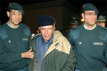 El capitán del petrolero  Prestige,  Apostolos Mangouras, en el momento de su detención el pasado 15 de noviembre.