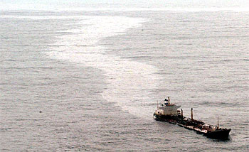 El petrolero  Prestige,  el pasado 14 de noviembre, cuando aún permanecía escorado a 27 millas de la costa de Muxía (A Coruña).