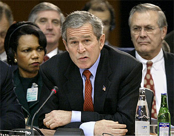 George W. Bush, en la reunión de la OTAN en Praga.