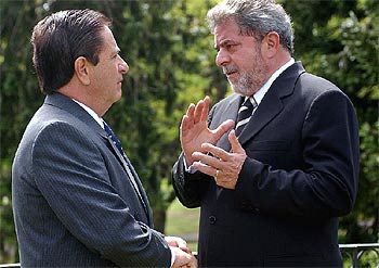 Eduardo Duhalde (izquierda) y Luiz Inácio  Lula  da Silva, ayer en Buenos Aires.