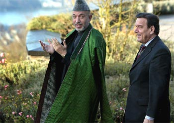El presidente afgano, Hamid Karzai (izquierda), y el canciller alemán, Gerhard Schröder, ayer en Bonn.
