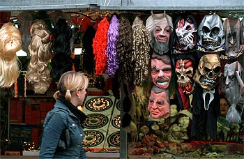 LA NAVIDAD YA CUELGA EN LA PLAZA MAYOR.
