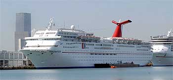 El barco    Fascination,  uno de los afectados durante estos días en Miami.