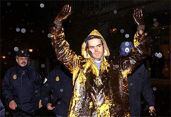 La policía disuelve a los voluntarios de limpieza del fuel del    Prestige  que se encadenaron ante el Parlamento gallego.