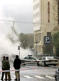 Zona acordonada tras la explosión de un coche bomba, ayer, en Santander.