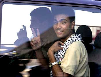 Ibrahim Musa Abayat hace la    V  de la victoria a su llegada a España el pasado mayo.