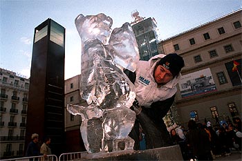 Escultura de la 'edad del hielo', junto al museo de arte contemporáneo