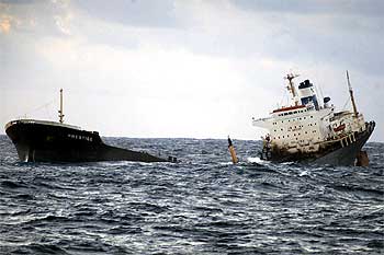 El petrolero  Prestige,  poco antes de hundirse tras partirse el casco en dos, el pasado 19 de noviembre.