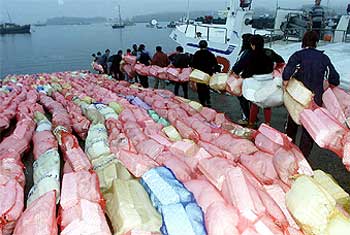 LAS MARISCADORAS PREPARAN BARRERAS ARTESANALES.