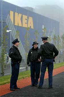 Tres policías conversan junto a un Ikea objetivo de las bombas.