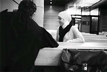 Tallila Tahri, durante el juicio que se celebra en París sobre su despido por llevar velo.