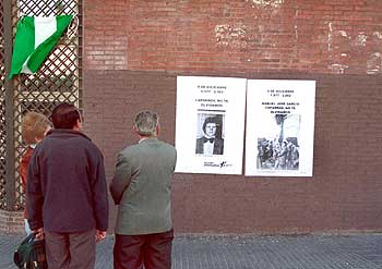 Dos personas observan el lugar donde estaba la placa a José Manuel Caparros.