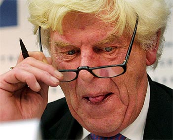 Wim Duisenberg, ayer durante la rueda de prensa celebrada tras bajar los tipos de interés.