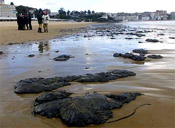 Manchas de fuel dejadas por el mar en la primera playa de El Sardinero, en Santander, ayer al mediodía.