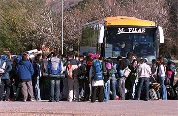 Salida desde Alcalá de Henares (Madrid) de voluntarios para limpiar la marea negra del    Prestige. 
