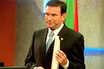 El    lehendakari,  Juan José Ibarretxe, durante la rueda de prensa celebrada ayer en Vitoria.