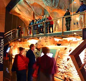 Visitantes al Museo Arqueológico de Alicante en su jornada de puertas abiertas por la Constitución.