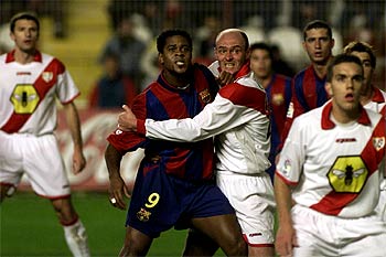 Onopko sujeta a Kluivert ante un saque de esquina.