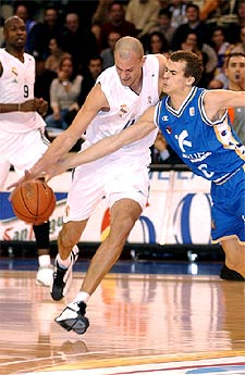 Dumas intenta quitarle el balón a Herreros.