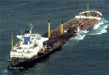 El    Prestige , con una vía de agua, pierde fuel frente a las costas gallegas.