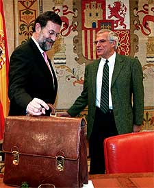 Borrell recibe a Rajoy en el Congreso el pasado jueves.