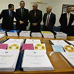 Funcionarios iraquíes mostraban ayer a la prensa en Bagdad las miles de páginas del informe.