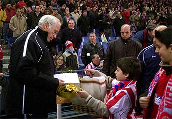 LA AFICIÓN COREA A LUIS POR SUS 700 PARTIDOS.
