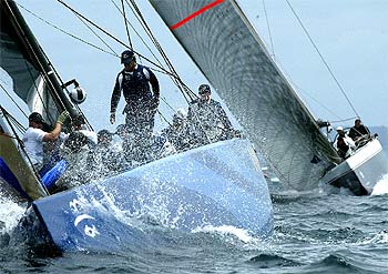 El  OneWorld,   a la izquierda, camino de completar el 4-0 y eliminar al  Team Dennis Conner   el 29 de noviembre en la repesca de los cuartos de final. 