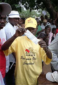 Un activista sanitario muestra condones en el Día del Sida en Mocuba (Mozambique).