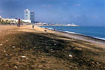 Zona de la playa de la Barceloneta afectada por la  marea  ayer.