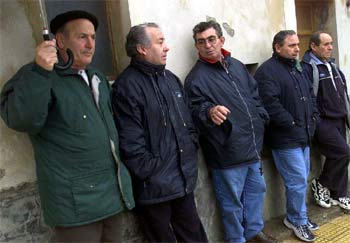 Marineros de Malpica (A Coruña) afectados por la prohibición decretada por la Xunta, ayer en el puerto.