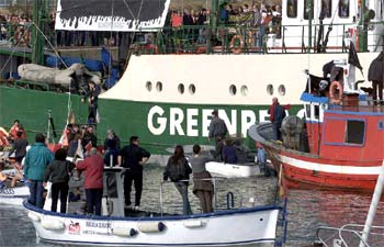 El barco de Greenpeace,  Rainbow Warrior,  en el puerto de A Coruña.