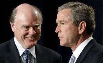 John Snow sonríe al presidente de Estados Unidos, George Bush, mientras éste anuncia su nombramiento como secretario del Tesoro.