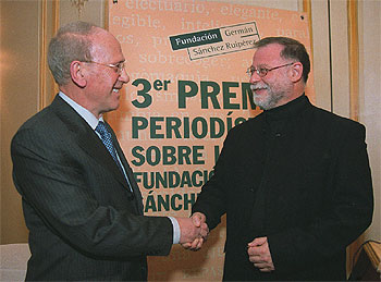 Germán Sánchez Ruipérez, izquierda, saluda al escritor Alberto Manguel.