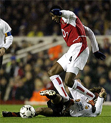 Vieira, capitán del Arsenal, y Aimar, en el suelo, pugnan por un balón.