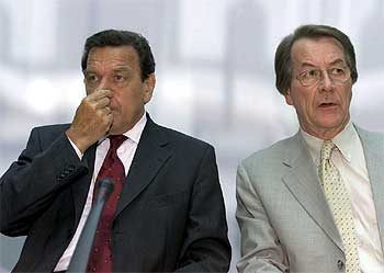 Schröder, junto al líder de los socialdemócratas alemanes en el Parlamento, Franz Muentefering.
