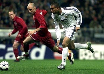 Ronaldo se adentra con ventaja en el área rusa, pero no culmina su jugada.