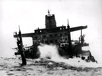 El petrolero  Urquiola,  encallado a la entrada del puerto de A Coruña en 1976.