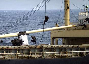Soldados de la Armada española descendían el pasado lunes desde un helicóptero al buque  So-San. 