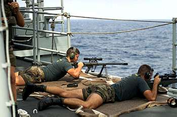 Tiradores de precisión de la Armada española apuntan con sus rifles al buque  So-San. 