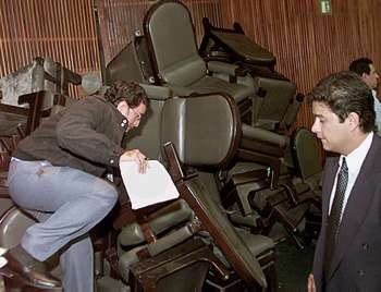 Los asaltantes del Congreso de México formaron una barricada con los asientos de la Cámara baja.