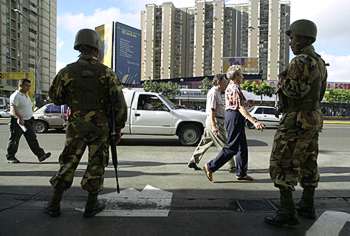 Militares del Ejército venezolano vigilaban ayer una calle del centro de Caracas.